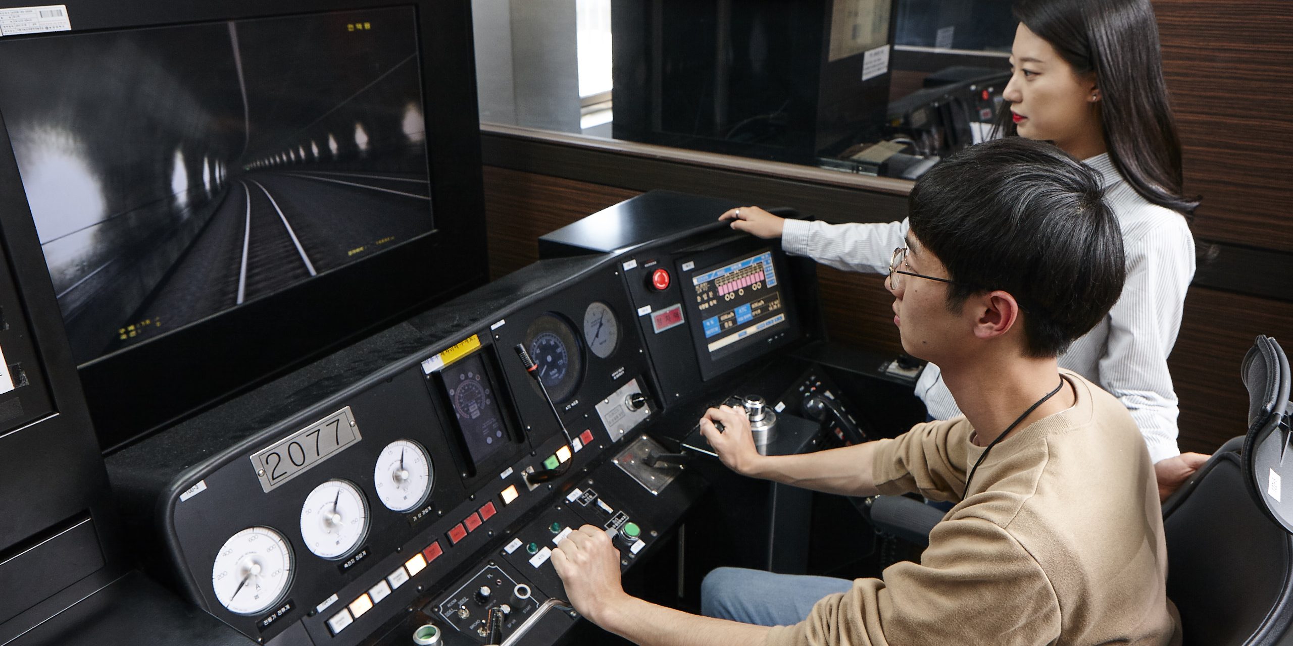 철도사관학교 PTS(기본기능 모의운전연습)실 실습 장면